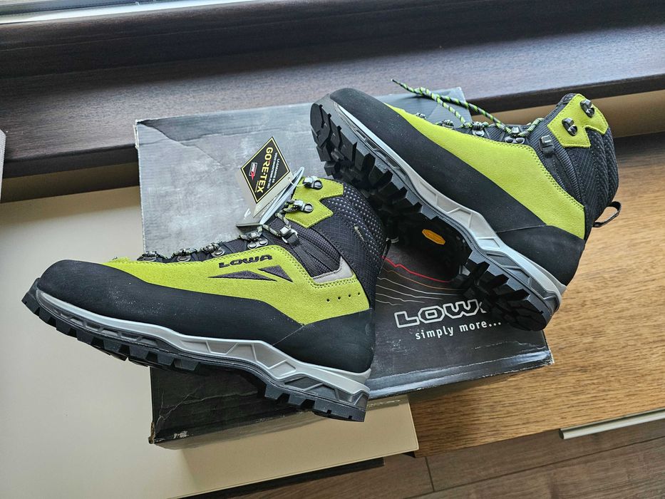 Туристически обувки LOWA.