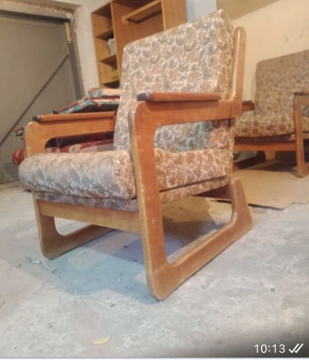 Продам два винтажных кресла.