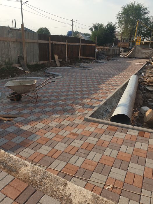 Укладка брусчатки (тротуарной плитки) асфальта