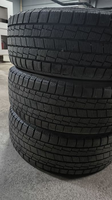 Шины  235-60-R18  , три  баллона.