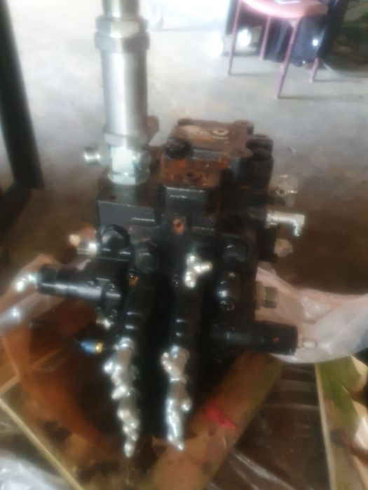 Distribuitoare jcb .