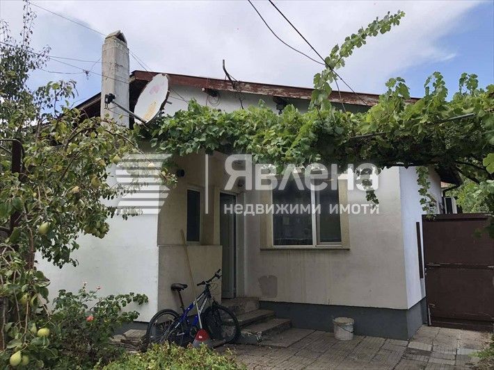 Самостоятелен етаж от къща с допълнителна постройка