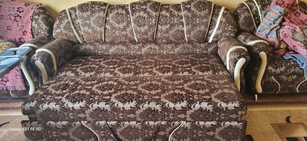 Продам диван с двумя креслами