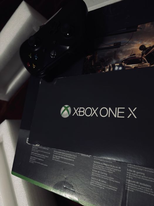 VÂND XBOX ONE X (foarte puțin folosit) +5 jocuri