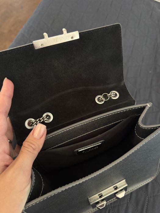 Сребърна чанта Furla metropolis с лек дефект
