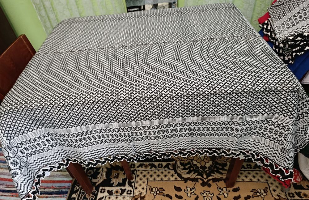 față de masă cu ciucuri