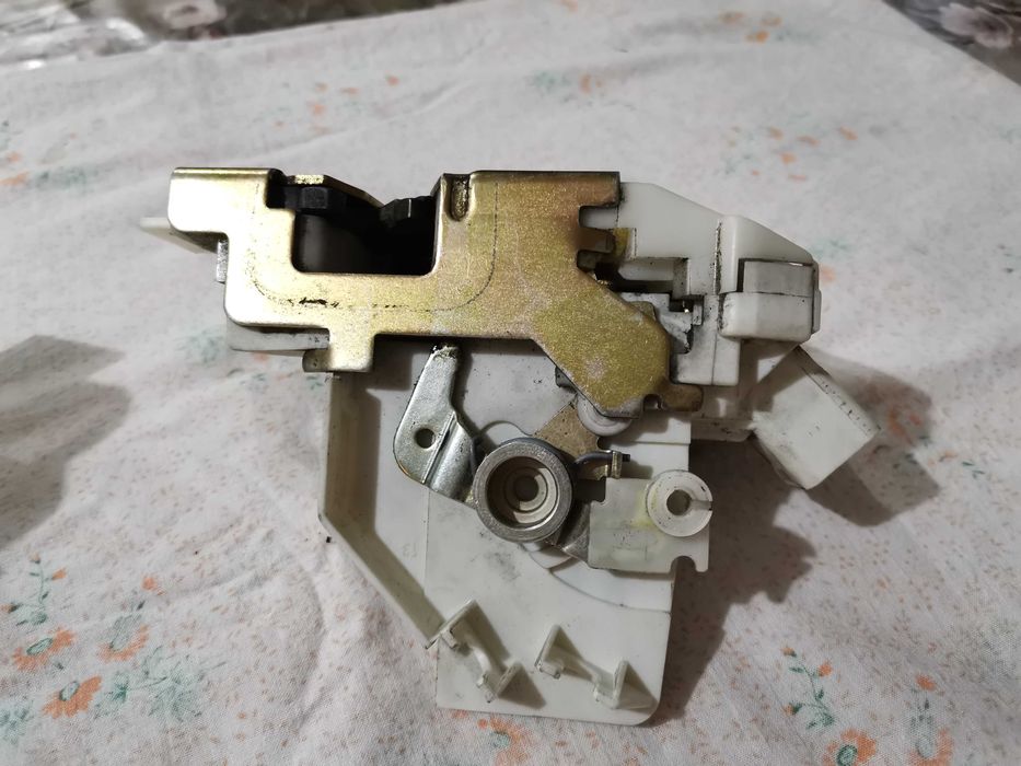 Брави за Ford Mondeo задни врати 2 бр ЗА 10 ЛВ ОБЩО