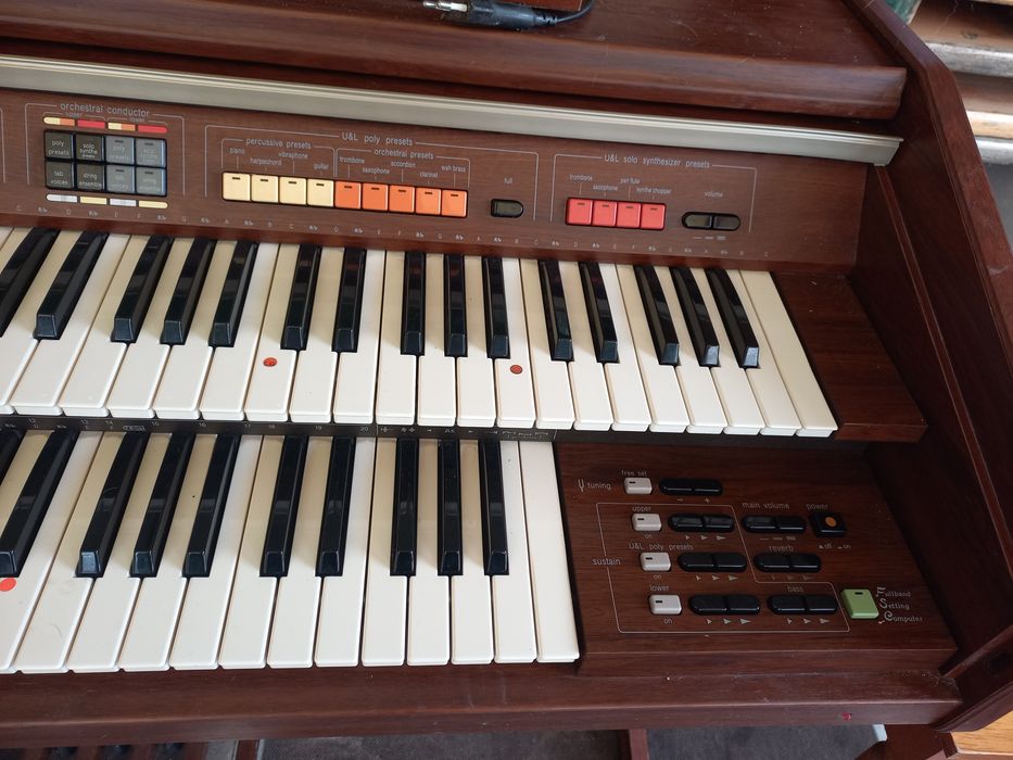 Vând orga pcm sound 33 E