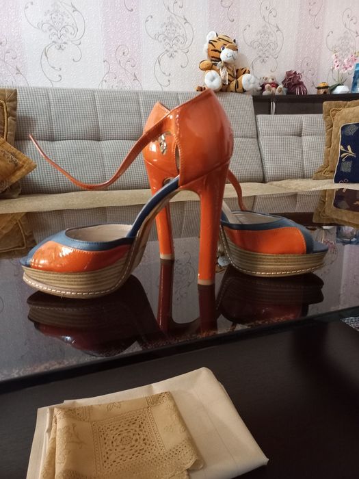 Обувь на каблуках в отличном состоянии