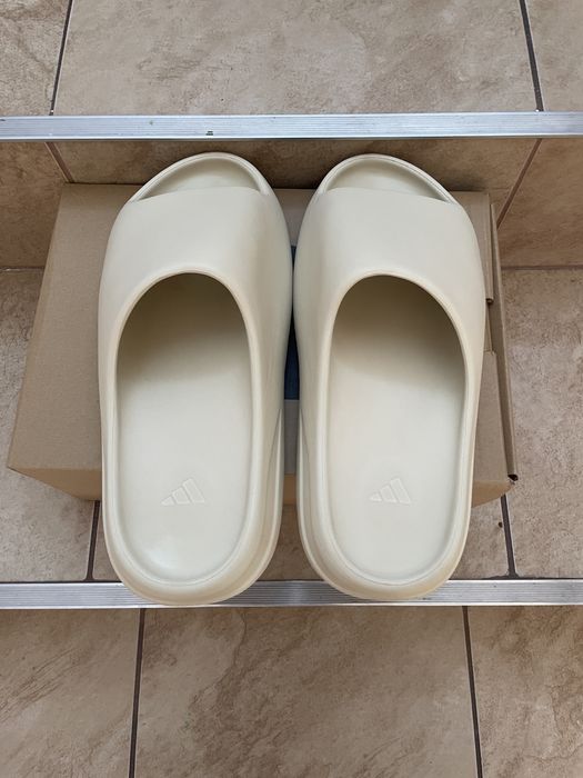 Yeezy Slide Onyx / Bone •PREMIUM