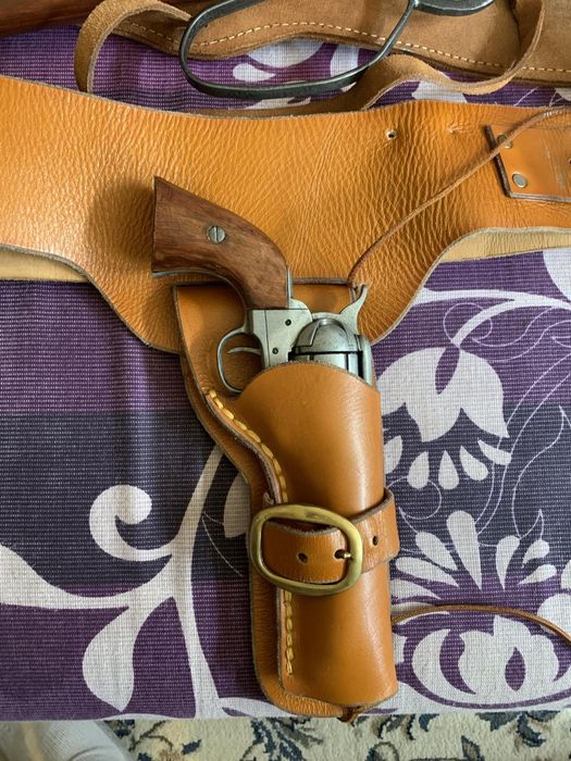 Реплика пистолети Колт и пушка Уинчестър