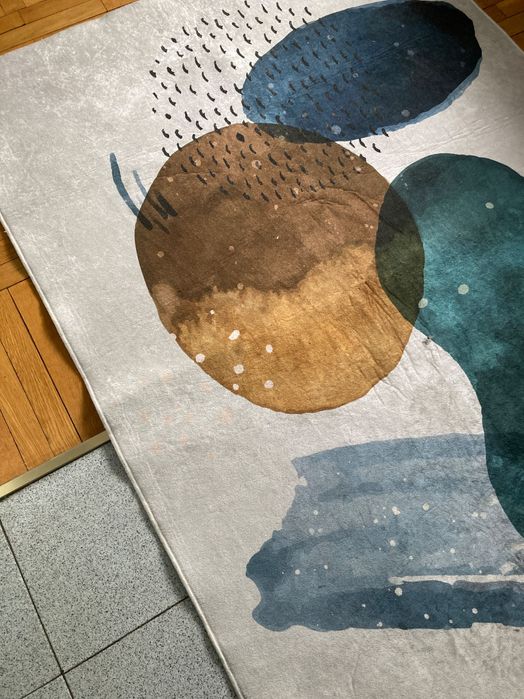 Модерен килим в много добро състаяние ,многа лек