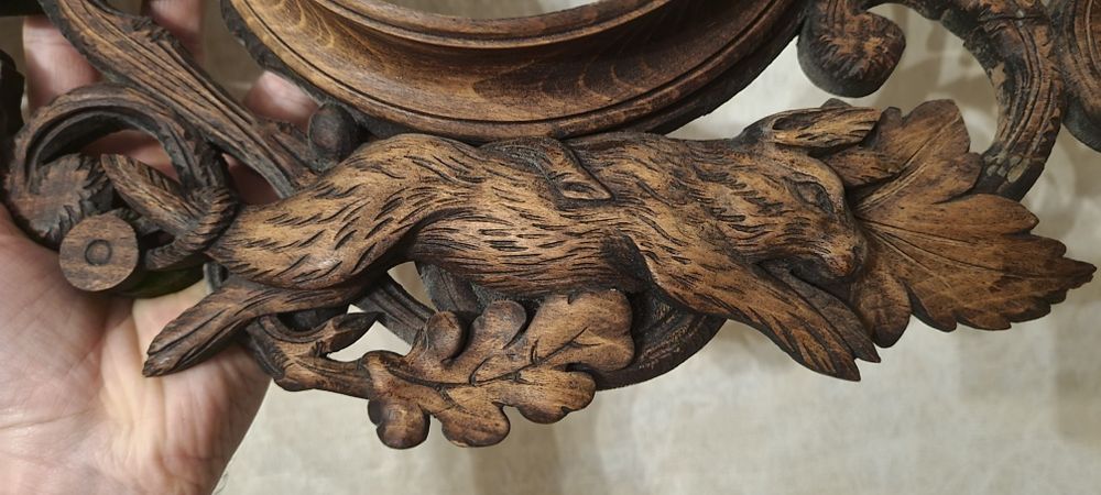 Дърворезба от орех със термометър и отвор за часовник или барометър