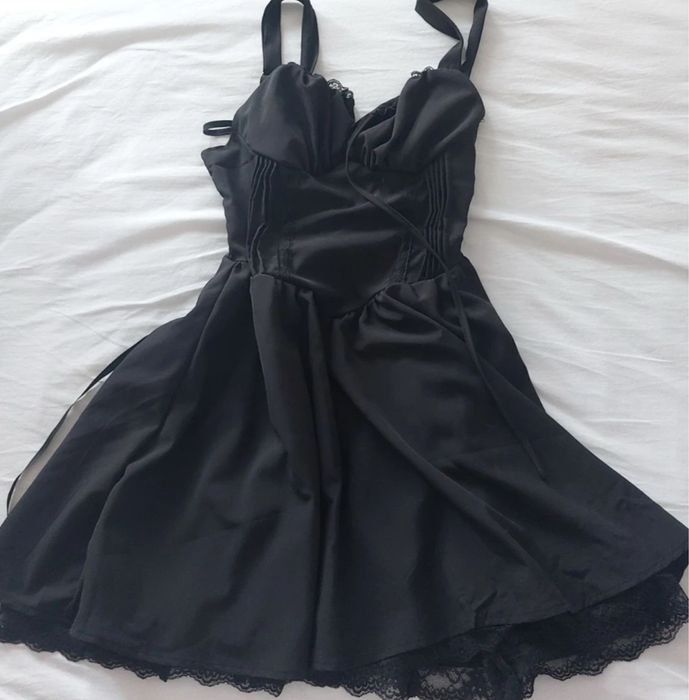Vand rochie neagra, ajustabila la spate