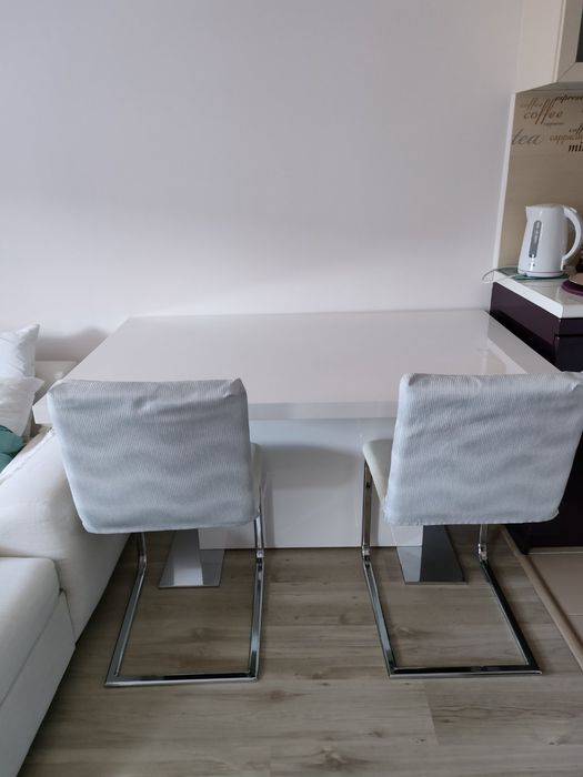 Трапезна маса бял гланц