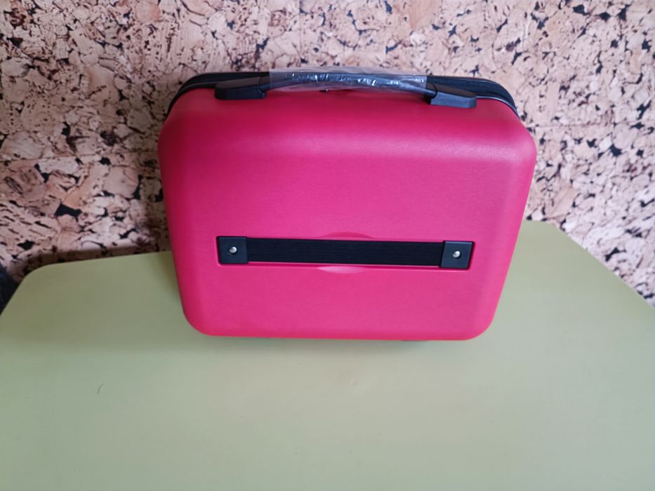 Чемодан красный и зеленый  новый