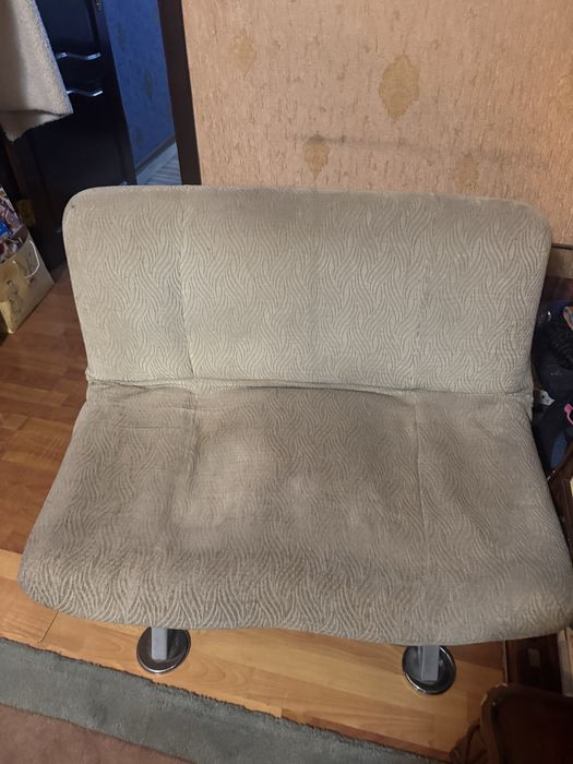 Отдам даром кресло книжка