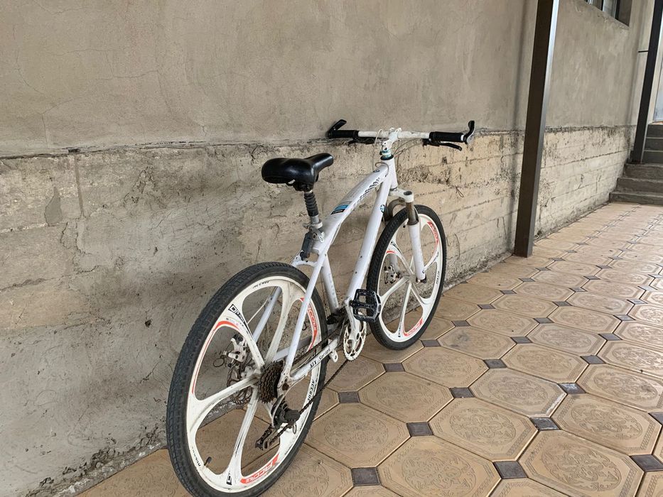 Велосипед спортивный белый