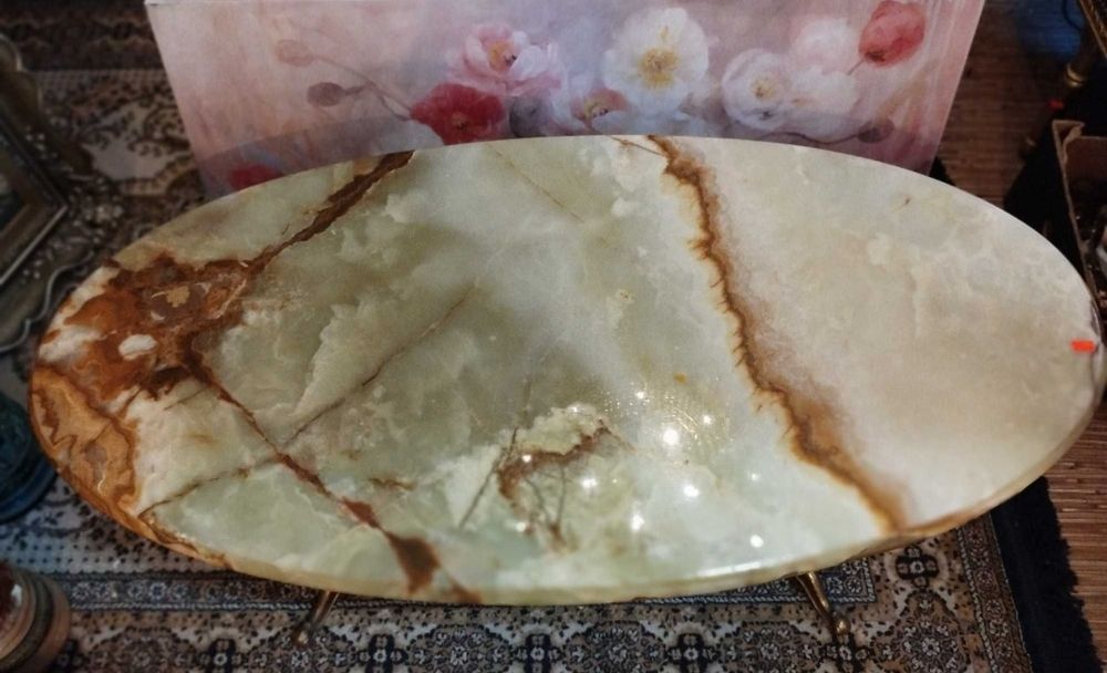 Месингови маси с мраморен плот