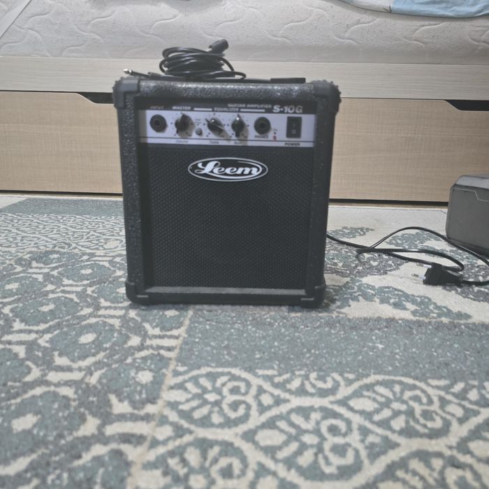 Электрогитара в хорошем состоянии