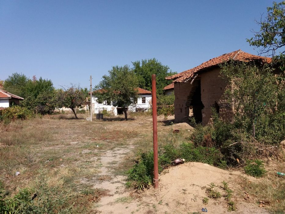 Къща керпичена 45кв.м плевня 40кв.м. двора е 980кв.м.