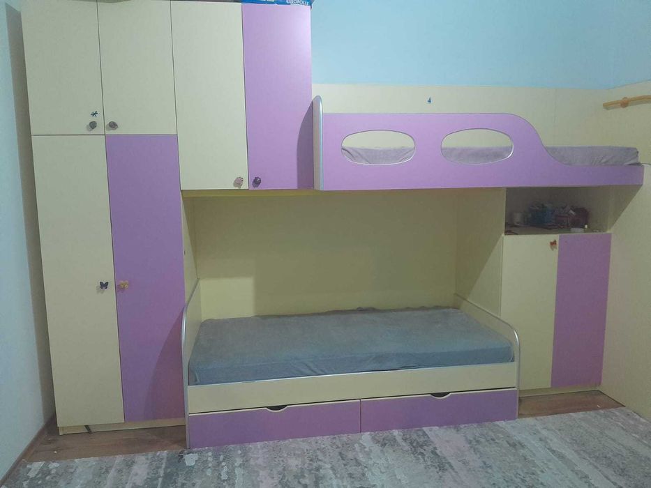 Mobilier modern si in stare foarte buna pentru camera copii.