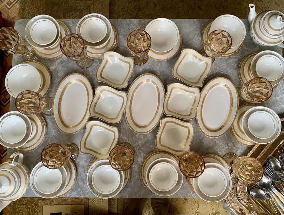 Chinni Posuda 12 personalik +fujer, podnos