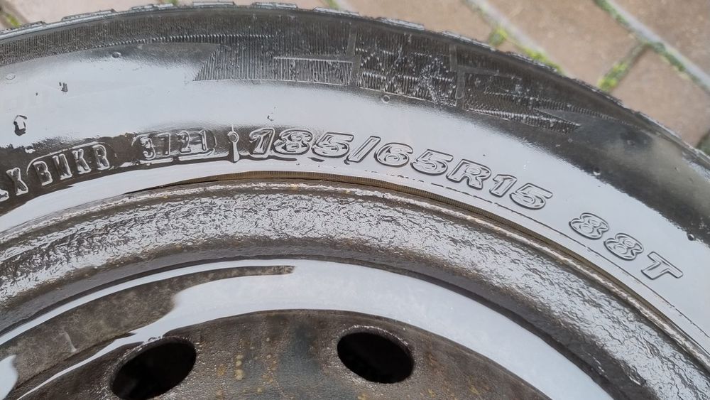 Jante cu anvelope Dacia Logan 4 x 100 185 65 15 m + s