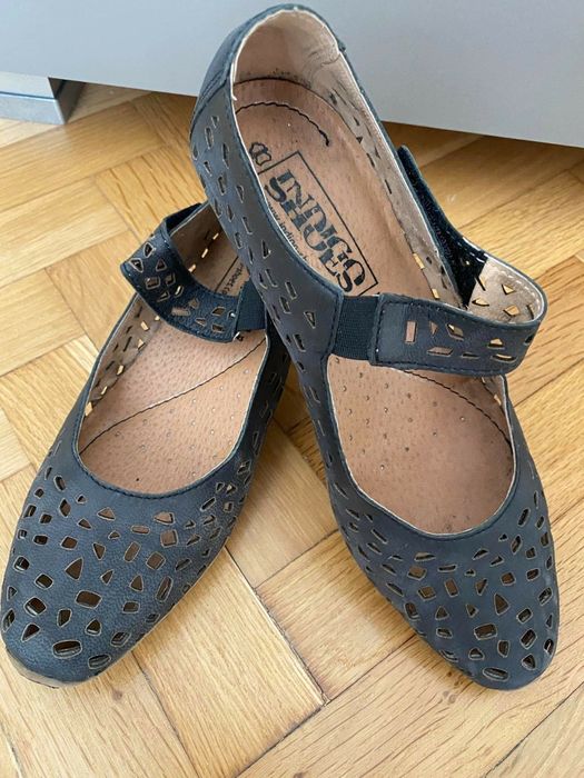 Дамски черни велурени обувки на INDIGO,номер 37