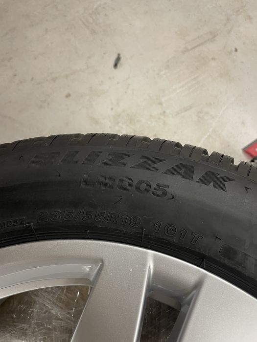 Зимни гуми чисто нови 235/55R19 Bridgestone Blizzak LM005 ч
