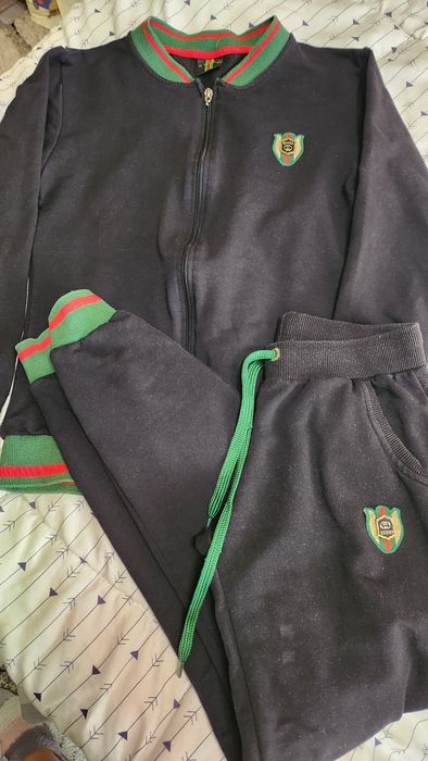 Анцунг размер М пo етикет но става и за С