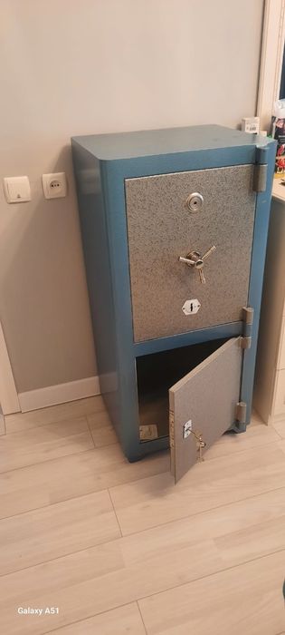 Продам сейф огнестойкий.