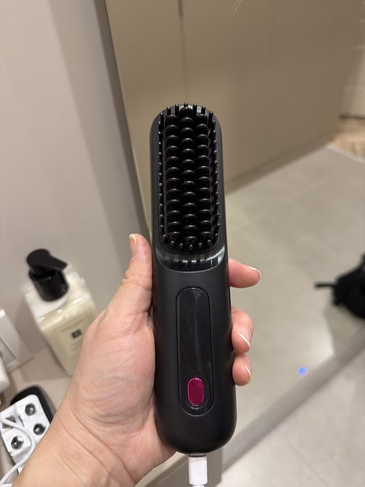 Выпрямляющая расческа Genau заряжает от  USB