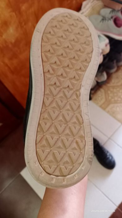 Туфли на мальчика 38 и 39 размер.