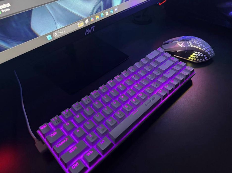 Продается игровая механическая клавиатура , мышка и коврик