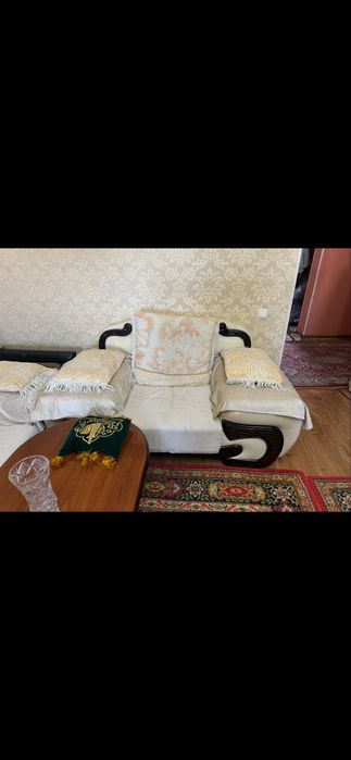 Продаётся диван с двумя креслами и подушками Б/У состояние нормальное.