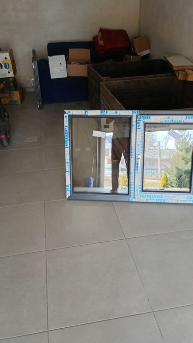 Două geamuri de vânzare
