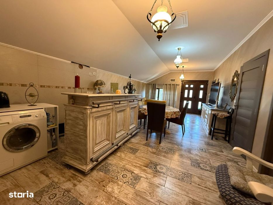 Spatiu comercial+locuinta la mansarda,3 dormitoare, living,5 bai, tere