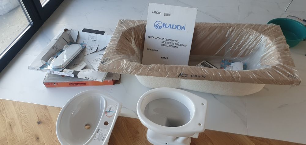 Set bae: Vana + chiuvetă + vas wc + cădiță + oglinda (toate noi)