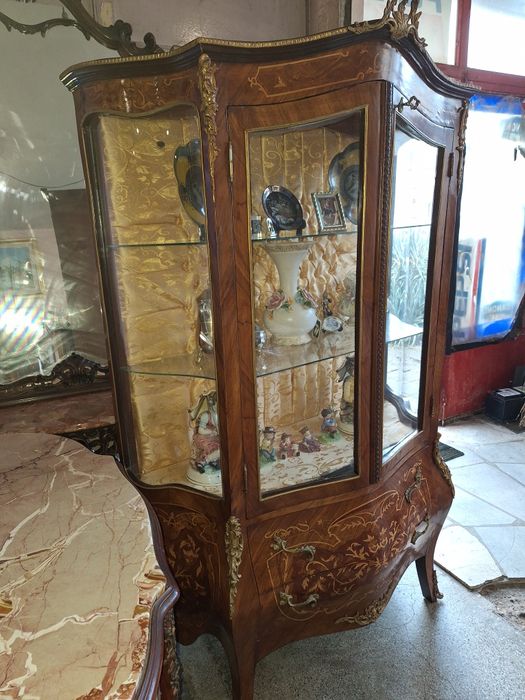 Барокова френска витрина