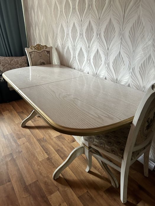 Стол для приема гостей