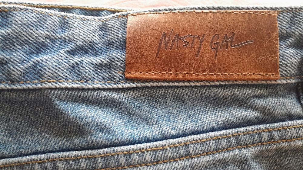 Vând blugi noi cu etichetă.