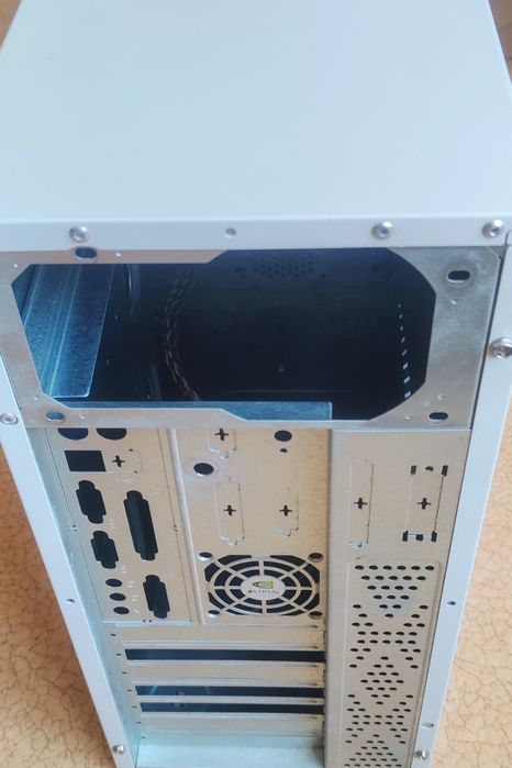 Крепежи / дистанционери за компютърна кутия