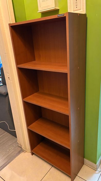 Corp din lemn cu rafturi