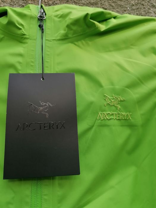 Продавам ново дамско зелено водоустойчиво яке Arc'teryx
