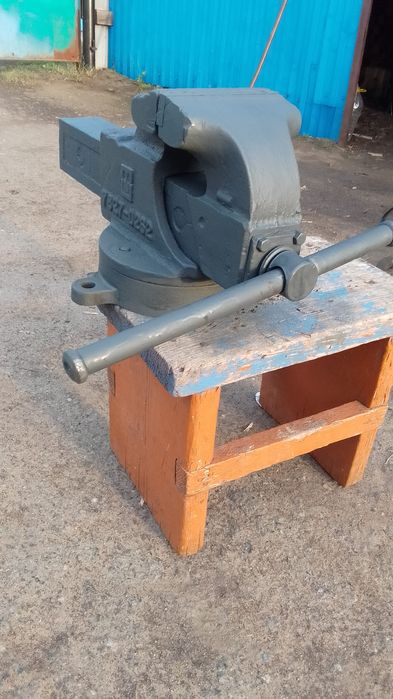 Продаю тиски рабочие