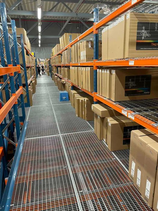 Двуетажен стелаж среднотежки стелажи максимум пространство.