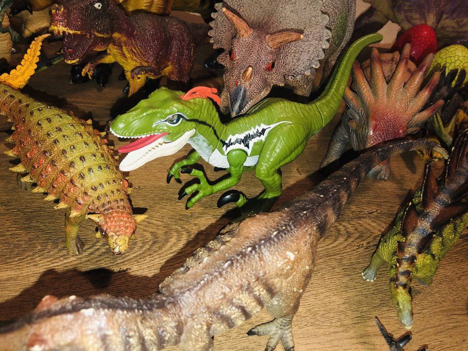 Лот Динозавти.