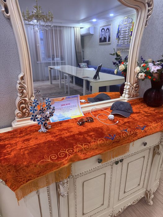 Продается сервизный шкаф+камод