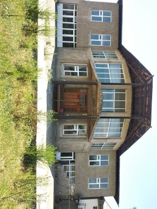 O’rta Saroy, O’rta chirchiq tumanida Hovli uy sotiladi. Продаётся дом